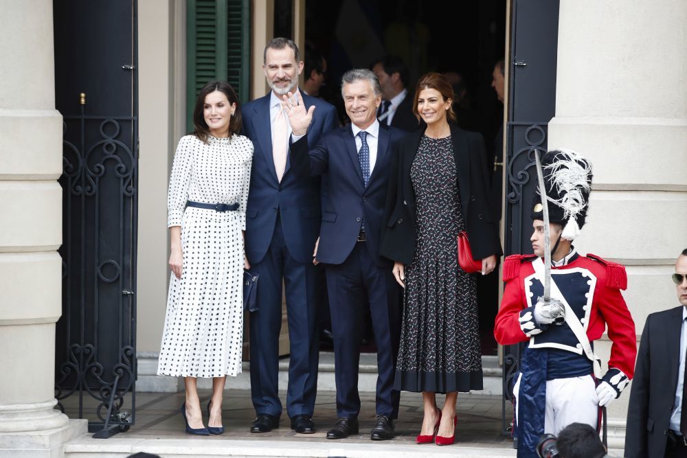 La reina Letizia apuesta por el bicolor con un favorecedor vestido de Inditex