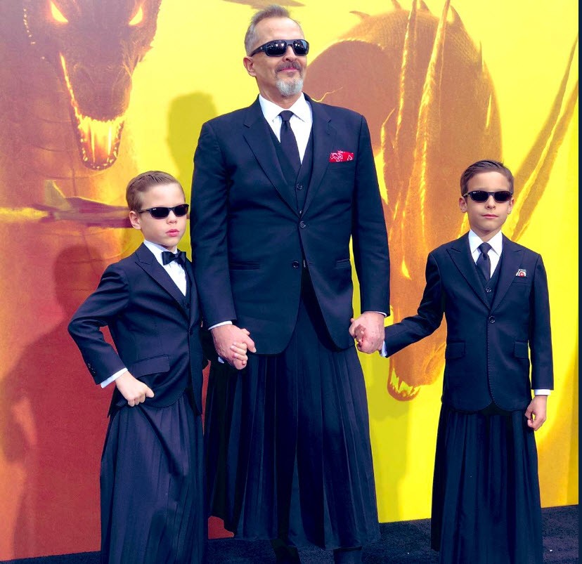 Los ‘outfits’ de Miguel Bosé y sus hijos con falda y gafas de sol