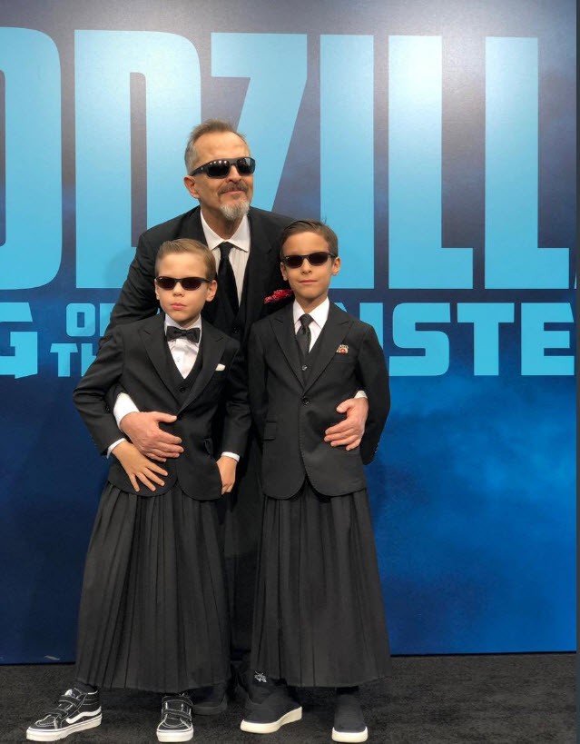 23 05 2019 12 01 58 - Los 'outfits' de Miguel Bosé y sus hijos con falda y gafas de sol