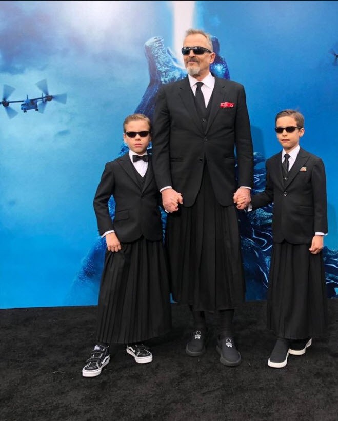 23 05 2019 12 02 47 - Los 'outfits' de Miguel Bosé y sus hijos con falda y gafas de sol