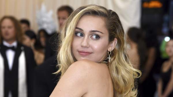 Duro mensaje de Miley Cyrus tras el ataque de un fan: «Ella no puede ser agarrada sin su consentimiento»