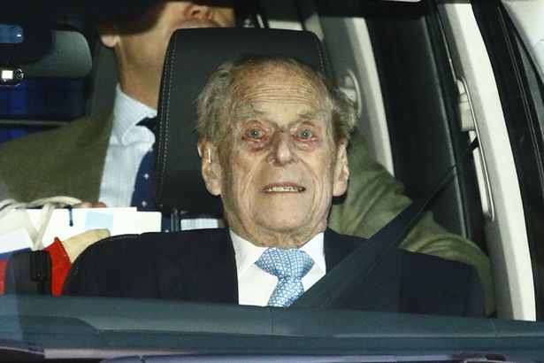 El príncipe Felipe de Edimburgo sale del hospital