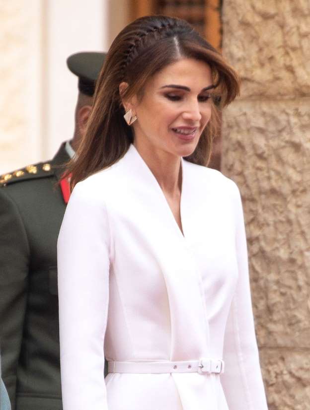 la diadema de zigzag - Las lecciones de estilo de Rania de Jordania