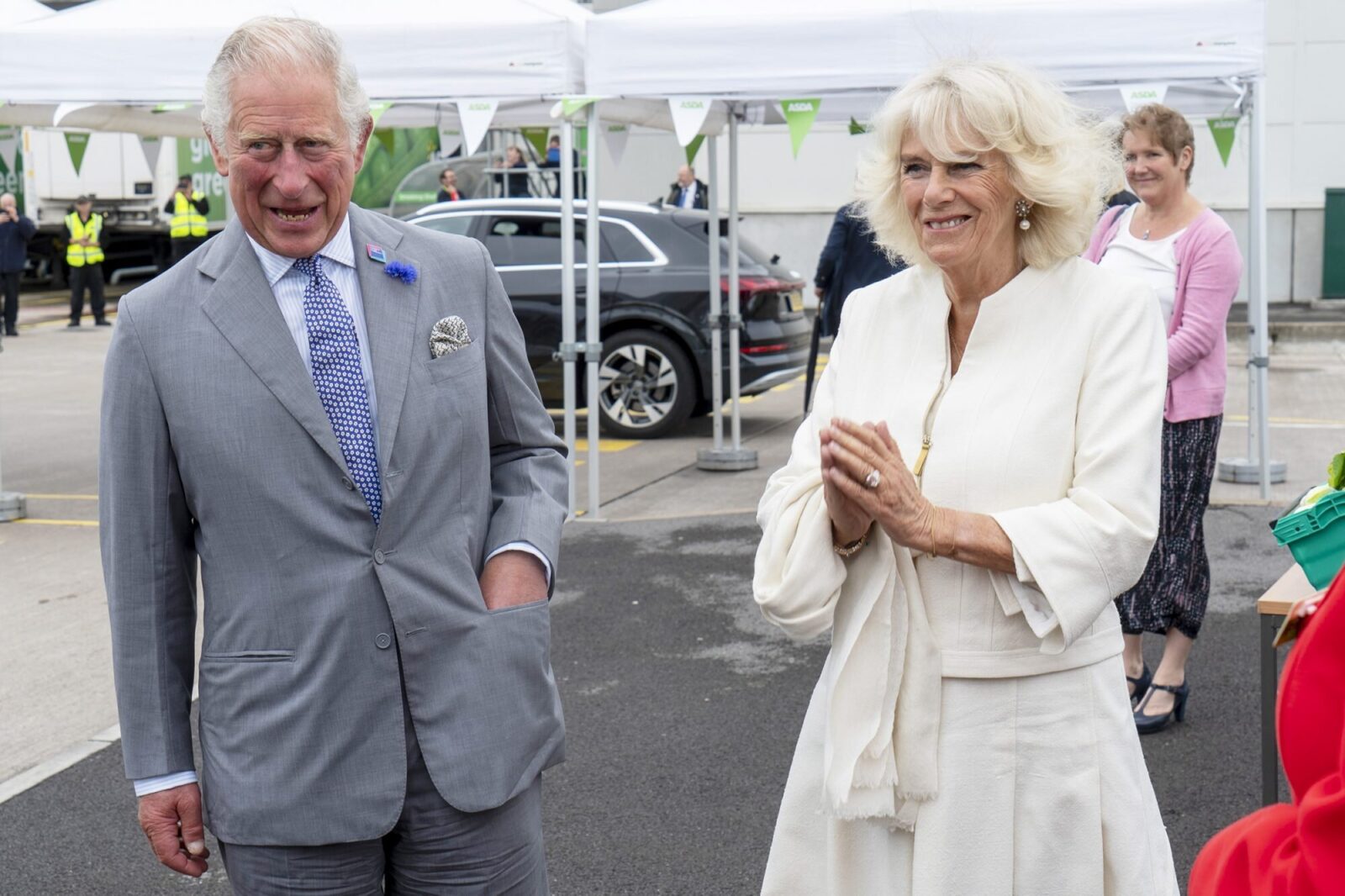 El príncipe de Gales y la duquesa de Cornwall - El príncipe de Gales y la duquesa de Cornwall visitan la fábrica de camisas Turnbull & Asser en Gloucester