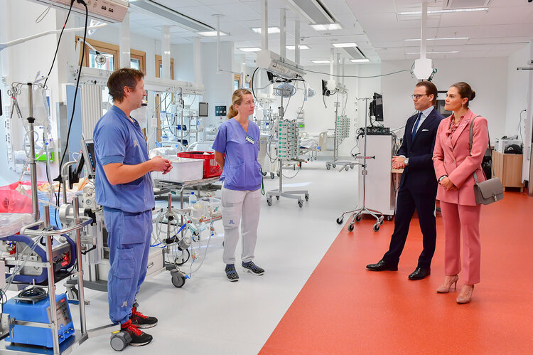 La Princesa Heredera Victoria y el Príncipe Daniel visitan el Centro ECMO del Hospital Universitario Karolinska