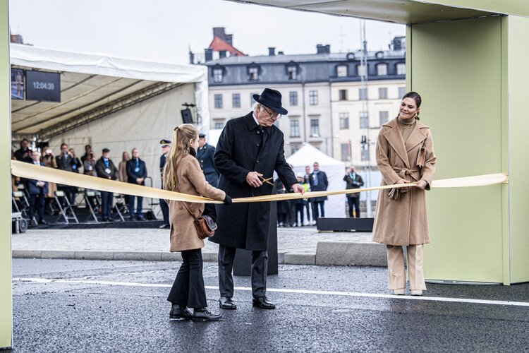 La princesa heredera Victoria de Suecia asiste a la inauguración de Golden Bridge Slussbron