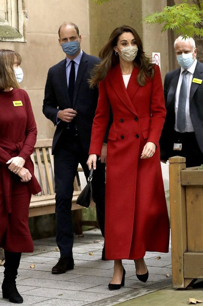 La duquesa cautivó con un abrigo carmesí durante la visita