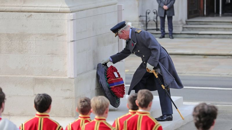 El principe Carlos deposito una ofrenda floral en nombre de la reina - La reina Isabel II y la familia real asisten al Servicio Nacional de Recuerdo 2020