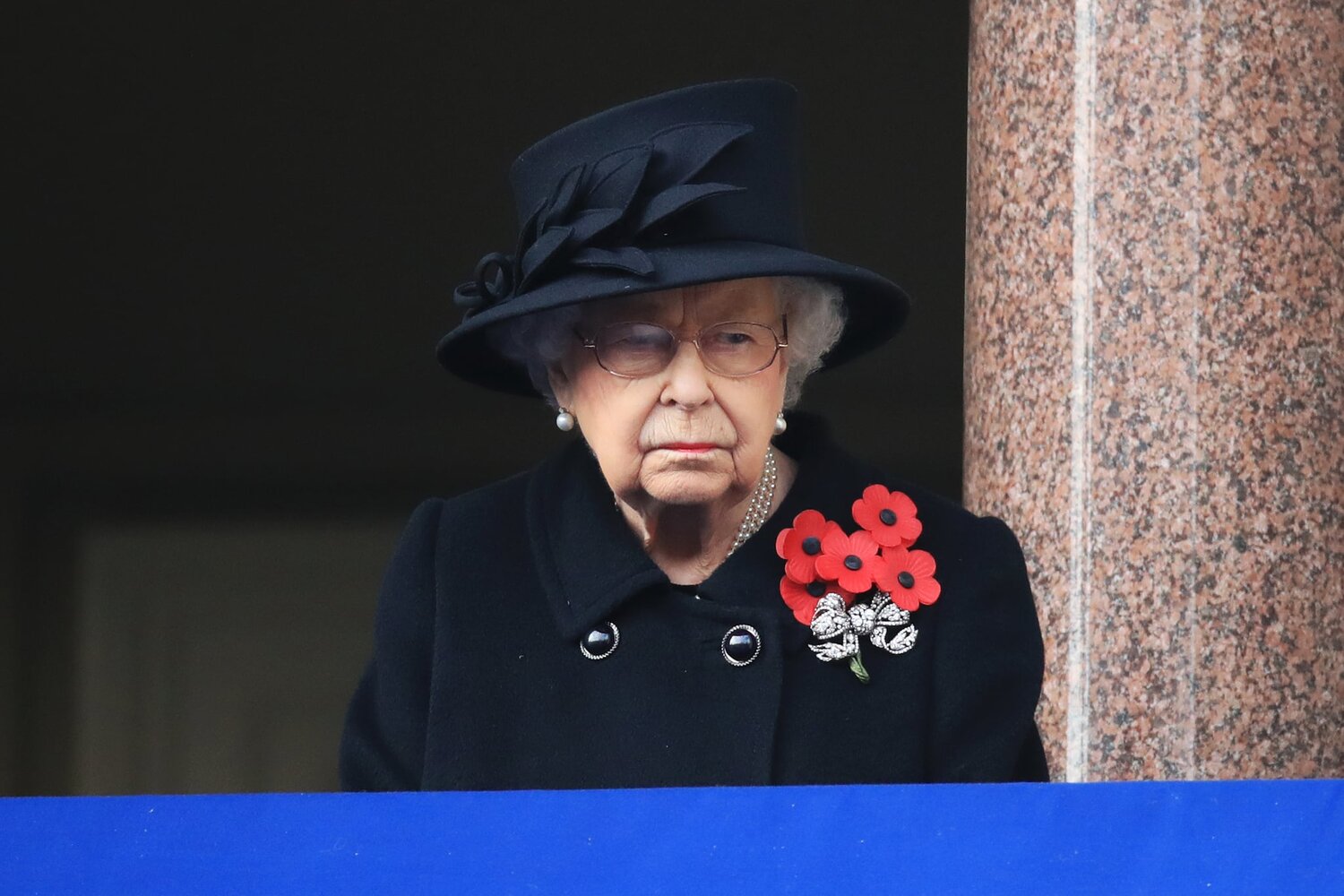 La reina Isabel II y la familia real asisten al Servicio Nacional de Recuerdo 2020