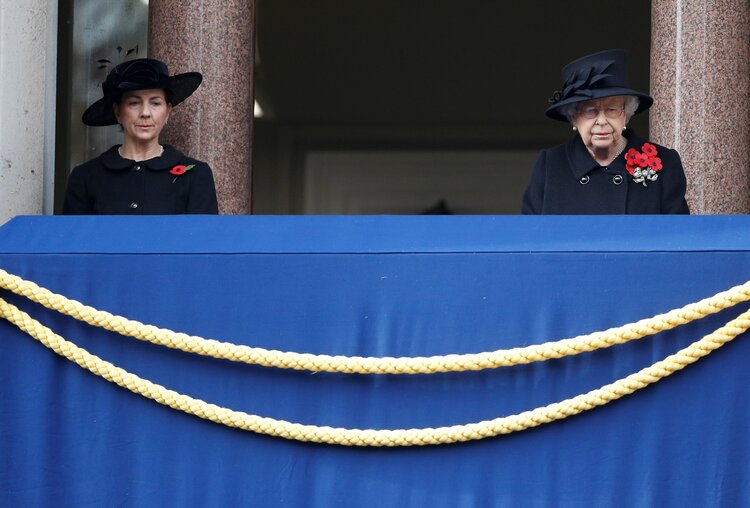 La reina Isabel II durante el Servicio Nacional de Recuerdo en el Cenotafio el 8 de noviembre de 2020 en Londres Inglaterra - La reina Isabel II y la familia real asisten al Servicio Nacional de Recuerdo 2020