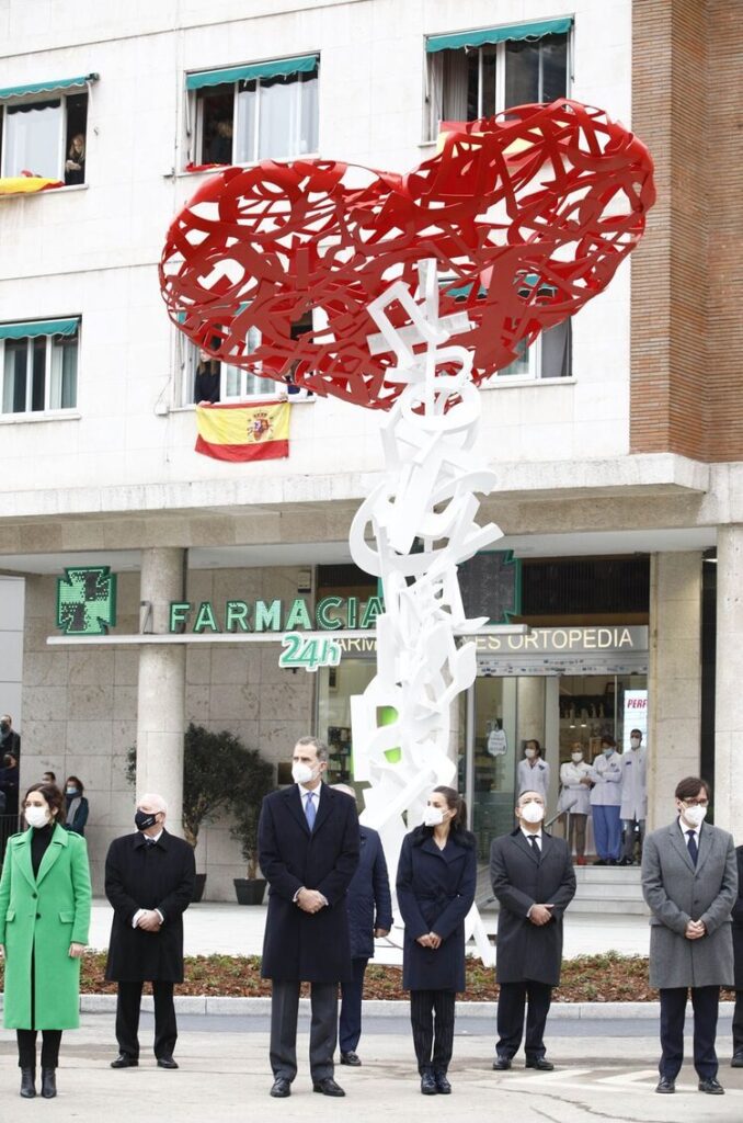 Los Reyes de Espana inauguran un monumento en homenaje a los trabajadores sanitarios 6 678x1024 - Los Reyes de España inauguran un monumento en homenaje a los trabajadores sanitarios