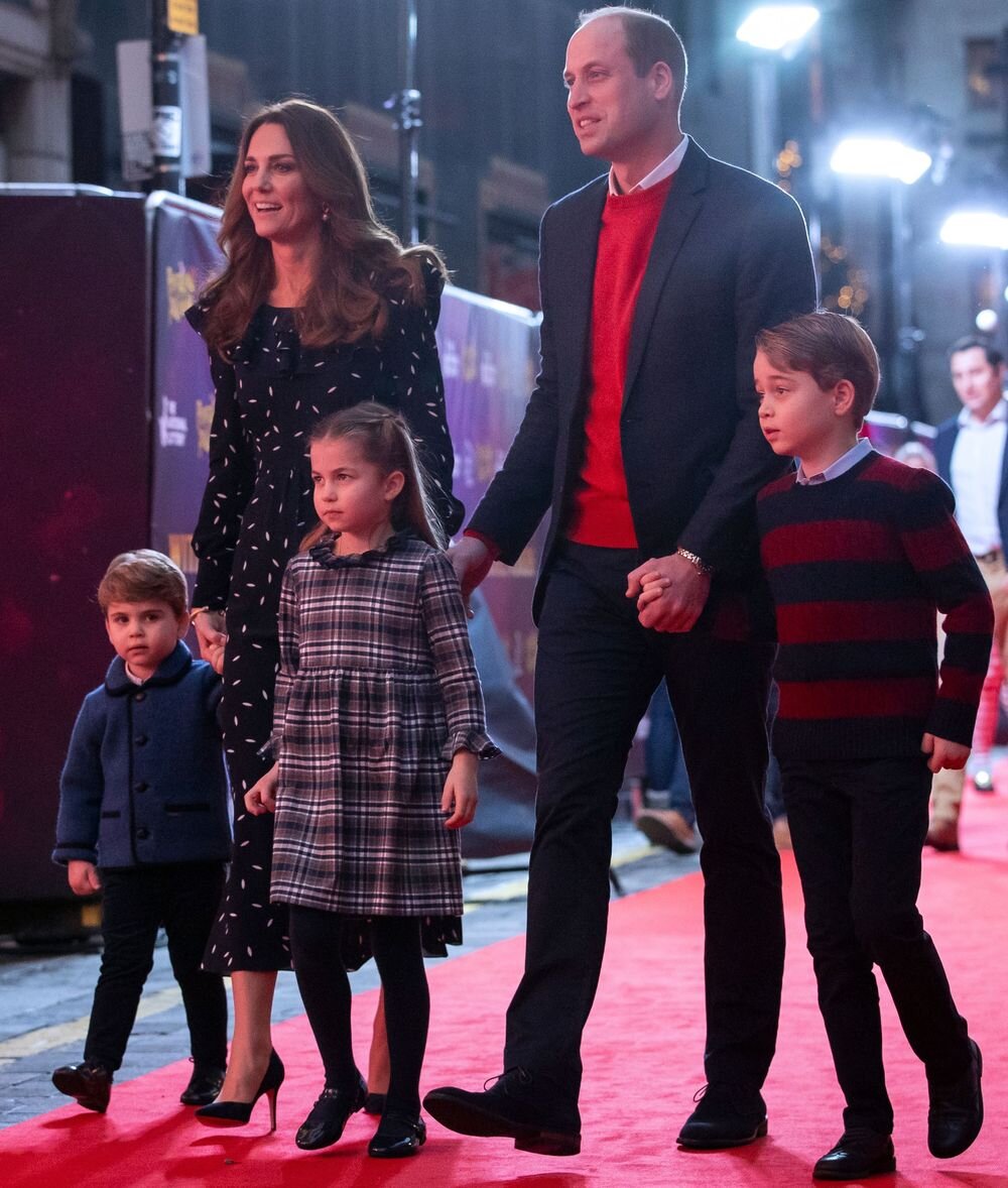 Los duques de Cambridge asisten con sus hijos a actuación especial de pantomima