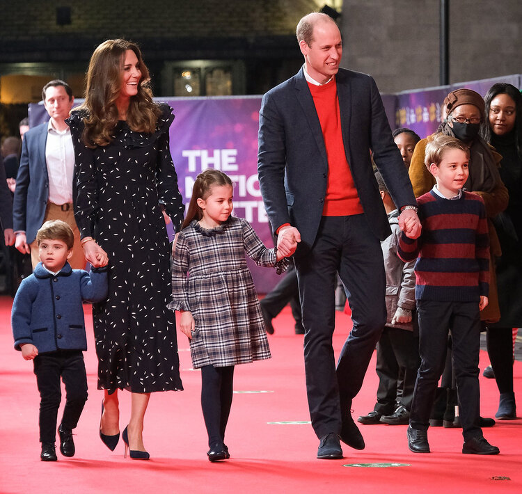 Los duques de Cambridge asisten con sus hijos a actuacion especial de pantomima 2 - Los duques de Cambridge asisten con sus hijos a actuación especial de pantomima
