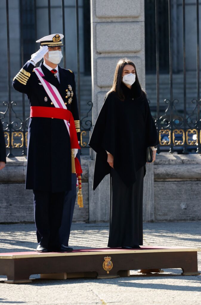 Königin Letizia (ES), beim Neujahrsgruss an das Militär auf dem Waffenplatz am Königspalast in Madrid, Spanien, 6. Januar 2021.06-01-2021 Pascua Queen Letizia and King Felipe during the new year’s military parade, the Pascua Militar Epiphany Day 2021, at the royal palace in Madrid. 

No Spain 

© PPE/Thorton  || 139067_001 PPE/News PicturesQueen Letizia Ortiz during the Military Easter 2021 at RoyalPalace in Madrid on Wednesday 6th January 2021.06-01-2021 Pascua Queen Letizia and King Felipe during the new year’s military parade, the Pascua Militar Epiphany Day 2021, at the royal palace in Madrid. 

No Spain 

© PPE/Thorton  || 139067_024 PPE/News Pictures