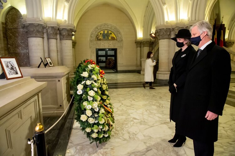 El rey y la reina de los belgas rinden homenaje a los miembros fallecidos de la familia real 2 - Los reyes de los belgas rinden homenaje a los miembros fallecidos de la familia real