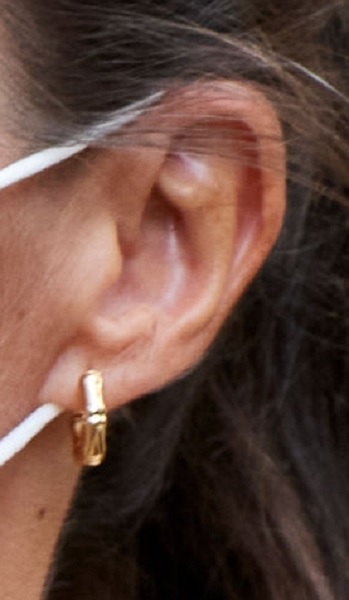 Queen Letizia wore gold bamboo hoop earrings - La Reina Letizia visita exposición en la Biblioteca Nacional