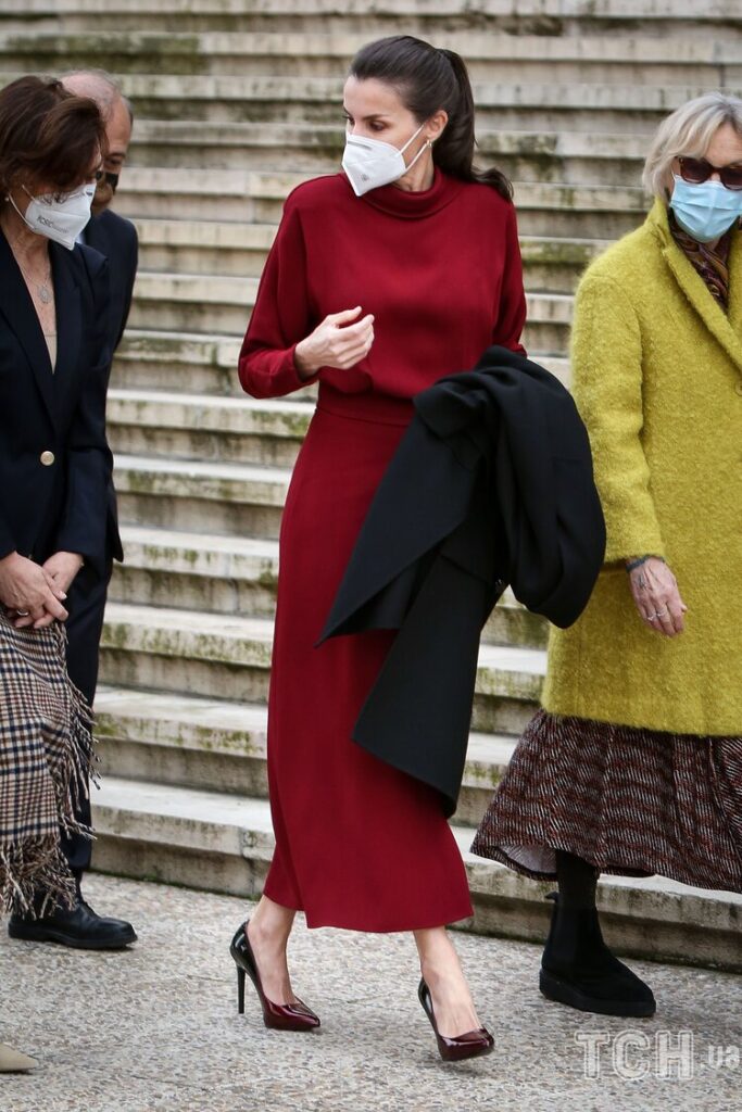 La reina Letizia combinó el vestido con sus zapatos de tacón Lodi Ombre