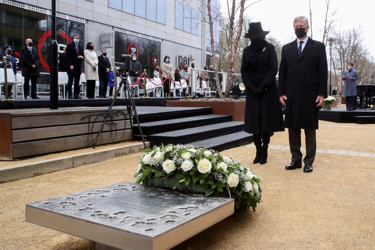 Los reyes de los belgas conmemoran a las víctimas de los ataques de Bruselas