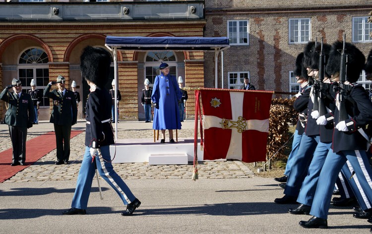La reina Margarita II de Dinamarca asiste al desfile de ‘Royal Life Guards’ y presenta ‘Queen’s Watch’