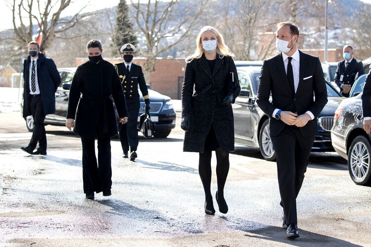 Los príncipes herederos de Noruega asisten al funeral de Erling Sven Lorentzen