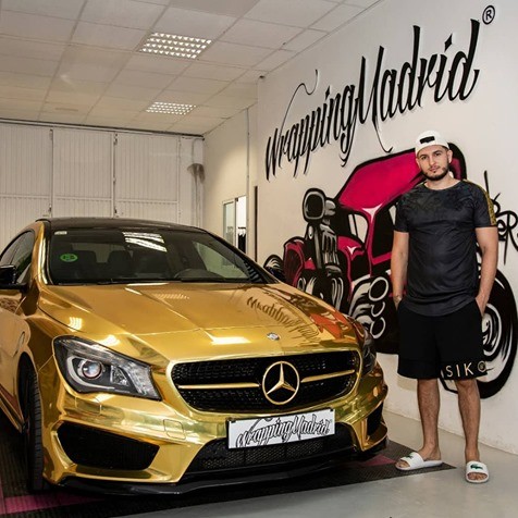 Omar Montes y su coche dorado
