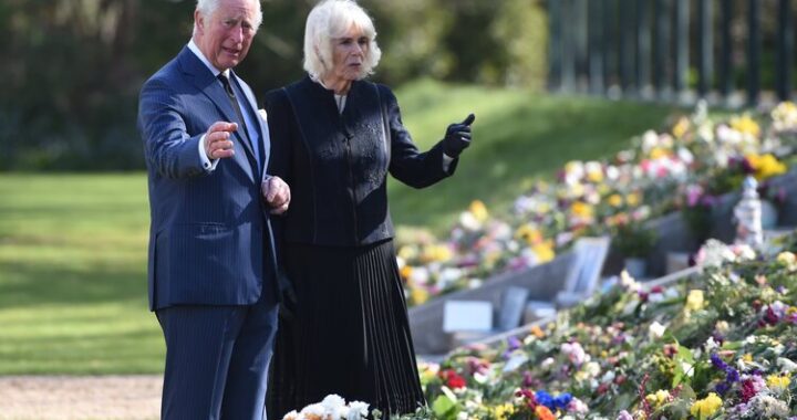 El Príncipe de Gales y la Duquesa de Cornualles Ver tributos florales al Príncipe Felipe