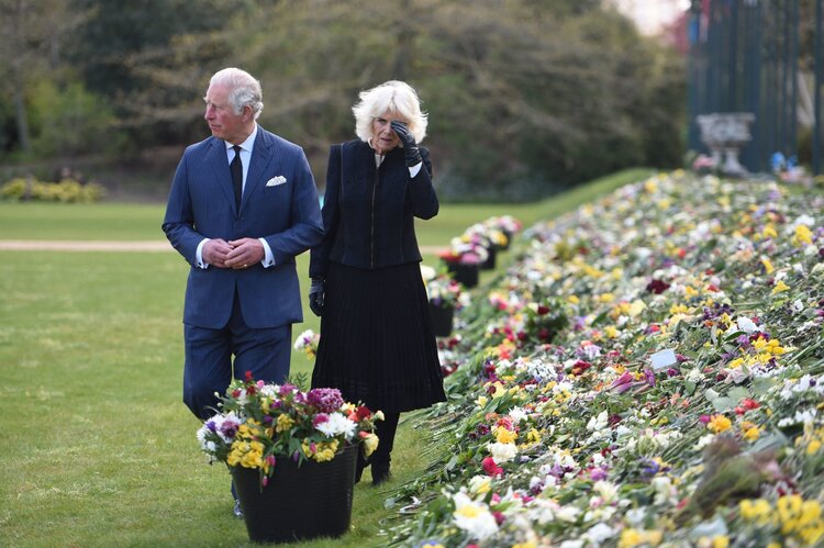 El Principe de Gales y la Duquesa de Cornualles Ver tributos florales al Principe Felipe PORTADA - El Príncipe de Gales y la Duquesa de Cornualles Ver tributos florales al Príncipe Felipe