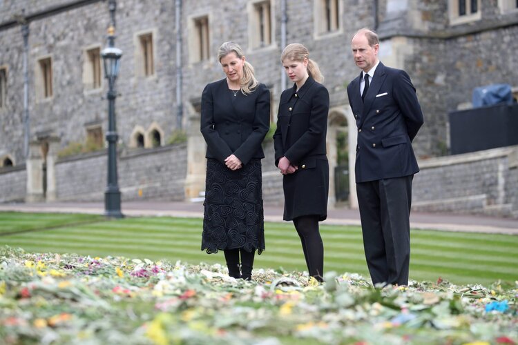 El conde y la condesa de Wessex y Lady Louise Windsor visitan los tributos florales al príncipe Felipe