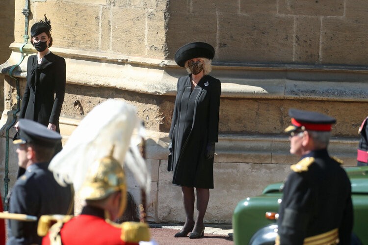 La británica Catherine, duquesa de Cambridge (izq.) Y la británica Camilla, duquesa de Cornwall presencian la procesión ceremonial del funeral del príncipe Felipe, duque de Edimburgo de Gran Bretaña hasta la capilla de San Jorge en el Castillo de Windsor en Windsor, al oeste de Londres, el 17 de abril de 2021. – Felipe, quien estuvo casado con la reina Isabel II durante 73 años, murió el 9 de abril a los 99 años, solo unas semanas después de una estadía de un mes en el hospital para recibir tratamiento por una afección cardíaca y una infección.)