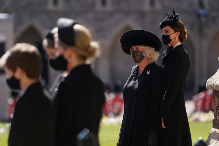 Camilla Parker Bowles, Duquesa de Cornualles, – Llegadas para el funeral del Príncipe Felipe, Duque de Edimburgo en la Capilla de St George en el Castillo de Windsor.La británica Catherine, duquesa de Cambridge (izq.) Y la británica Camilla, duquesa de Cornwall presencian la procesión ceremonial del funeral del príncipe Felipe, duque de Edimburgo de Gran Bretaña hasta la capilla de San Jorge en el Castillo de Windsor en Windsor, al oeste de Londres, el 17 de abril de 2021. – Felipe, quien estuvo casado con la reina Isabel II durante 73 años, murió el 9 de abril a los 99 años, solo unas semanas después de una estadía de un mes en el hospital para recibir tratamiento por una afección cardíaca y una infección.)La duquesa de Cornualles espera la llegada del ataúd del príncipe Felipe, duque de Edimburgo, durante su funeral en la capilla de San Jorge en el Castillo de Windsor el 17 de abril de 2021 en Windsor, Inglaterra. El príncipe Felipe de Grecia y Dinamarca nació el 10 de junio de 1921 en Grecia. Sirvió en la Royal Navy británica y luchó en la Segunda Guerra Mundial. Se casó con la entonces princesa Isabel el 20 de noviembre de 1947 y fue creado duque de Edimburgo, conde de Merioneth y barón de Greenwich por el rey VI. Se desempeñó como príncipe consorte de la reina Isabel II hasta su muerte el 9 de abril de 2021, meses antes de cumplir 100 años. Su funeral se lleva a cabo hoy en el Castillo de Windsor con solo 30 invitados invitados debido a las restricciones de la pandemia de Coronavirus.La duquesa y el duque de Cornualles asisten al funeral del príncipe Felipe, duque de Edimburgo, en la Capilla de San Jorge en el Castillo de Windsor el 17 de abril de 2021 en Windsor, Inglaterra.