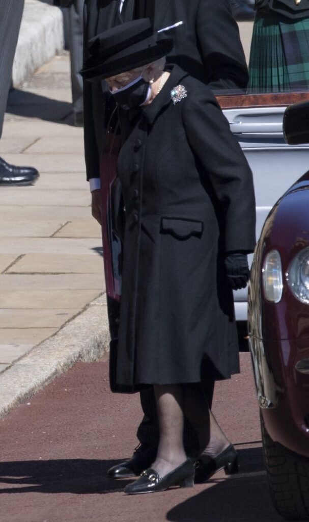 La reina Isabel II llega para el funeral de su esposo, el príncipe Felipe, duque de Edimburgo, en la Capilla de San Jorge en el Castillo de Windsor el 17 de abril de 2021 en Windsor, Inglaterra. El príncipe Felipe de Grecia y Dinamarca nació el 10 de junio de 1921 en Grecia. Sirvió en la Royal Navy británica y luchó en la Segunda Guerra Mundial. Se casó con la entonces princesa Isabel el 20 de noviembre de 1947 y fue creado duque de Edimburgo, conde de Merioneth y barón de Greenwich por el rey VI. Se desempeñó como príncipe consorte de la reina Isabel II hasta su muerte el 9 de abril de 2021, meses antes de cumplir 100 años. Su funeral se lleva a cabo hoy en el Castillo de Windsor con solo 30 invitados invitados debido a las restricciones de la pandemia de CoronavirusCatherine Duquesa de Cambridge (derecha) y miembros de la familia esperan la llegada del ataúd El funeral del príncipe Felipe, duque de Edimburgo, techo de la sala de guardia, Castillo de Windsor, Berkshire, Reino UnidoLa reina Isabel II es conducida por el Decano de Windsor al Quire of St George’s Chapel en el Castillo de Windsor, Berkshire, para el funeral del Duque de Edimburgo el 17 de abril de 2021Princesa Ana, Princesa Real, Príncipe Carlos, Príncipe de Gales, Príncipe Andrés, Duque de York, Príncipe Eduardo, Conde de Wessex, Príncipe William, Duque de Cambridge, Peter Phillips, Príncipe Harry, Duque de Sussex , El Conde de Snowdon David Armstrong-Jones y el Vicealmirante Sir Timothy Laurence siguen el ataúd del Príncipe Felipe, Duque de Edimburgo durante la Procesión Ceremonial del funeral del Príncipe Felipe, Duque de Edimburgo en el Castillo de Windsor el 17 de abril de 2021 en Windsor, Inglaterra. El príncipe Felipe de Grecia y Dinamarca nació el 10 de junio de 1921 en Grecia. Sirvió en la Royal Navy británica y luchó en la Segunda Guerra Mundial. Se casó con la entonces princesa Isabel el 20 de noviembre de 1947 y fue creado duque de Edimburgo, conde de Merioneth y barón de Greenwich por el rey VI. Se desempeñó como príncipe consorte de la reina Isabel II hasta su muerte el 9 de abril de 2021, meses antes de cumplir 100 años. Su funeral se lleva a cabo hoy en el Castillo de Windsor con solo 30 invitados invitados debido a las restricciones de la pandemia de Coronavirus.Portadores del féretro llevando el ataúd del duque de Edimburgo, seguidos por miembros de la familia real entrando en la Capilla de San Jorge, el Castillo de Windsor, Berkshire.La reina Isabel II durante el funeral del duque de Edimburgo en la Capilla de St George, el Castillo de Windsor, Berkshire..La reina Isabel II toma su asiento durante el funeral del príncipe Felipe, duque de Edimburgo, en la capilla de San Jorge en el castillo de Windsor el 17 de abril de 2021 en Windsor, Inglaterra. El príncipe Felipe de Grecia y Dinamarca nació el 10 de junio de 1921 en Grecia. Sirvió en la Royal Navy británica y luchó en la Segunda Guerra Mundial. Se casó con la entonces princesa Isabel el 20 de noviembre de 1947 y fue creado duque de Edimburgo, conde de Merioneth y barón de Greenwich por el rey VI. Se desempeñó como príncipe consorte de la reina Isabel II hasta su muerte el 9 de abril de 2021, meses antes de cumplir 100 años. Su funeral se lleva a cabo hoy en el Castillo de Windsor con solo 30 invitados invitados debido a las restricciones de la pandemia de Coronavirus.