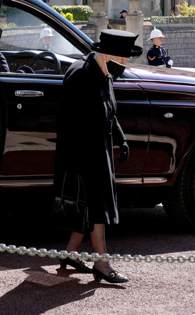 La reina Isabel II llega para el funeral de su esposo, el príncipe Felipe, duque de Edimburgo, en la Capilla de San Jorge en el Castillo de Windsor el 17 de abril de 2021 en Windsor, Inglaterra. El príncipe Felipe de Grecia y Dinamarca nació el 10 de junio de 1921 en Grecia. Sirvió en la Royal Navy británica y luchó en la Segunda Guerra Mundial. Se casó con la entonces princesa Isabel el 20 de noviembre de 1947 y fue creado duque de Edimburgo, conde de Merioneth y barón de Greenwich por el rey VI. Se desempeñó como príncipe consorte de la reina Isabel II hasta su muerte el 9 de abril de 2021, meses antes de cumplir 100 años. Su funeral se lleva a cabo hoy en el Castillo de Windsor con solo 30 invitados invitados debido a las restricciones de la pandemia de Coronavirus