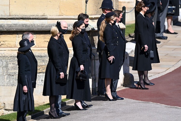 Catherine Duquesa de Cambridge (derecha) y miembros de la familia esperan la llegada del ataúd El funeral del príncipe Felipe, duque de Edimburgo, techo de la sala de guardia, Castillo de Windsor, Berkshire, Reino Unido