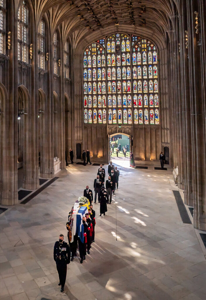 Portadores del féretro llevando el ataúd del duque de Edimburgo, seguidos por miembros de la familia real entrando en la Capilla de San Jorge, el Castillo de Windsor, Berkshire.