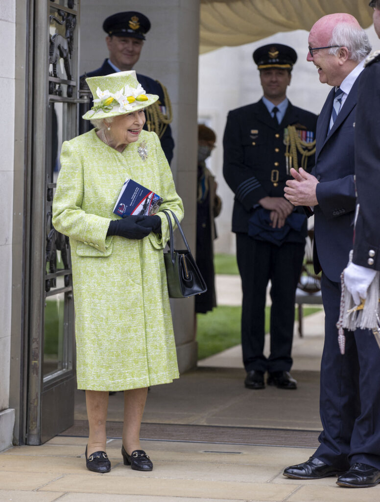 La reine Elisabeth II d’Angleterre assiste à un service pour marquer le centenaire de la Royal Australian Air Force au CWGC Air Forces Memorial à Runnymede