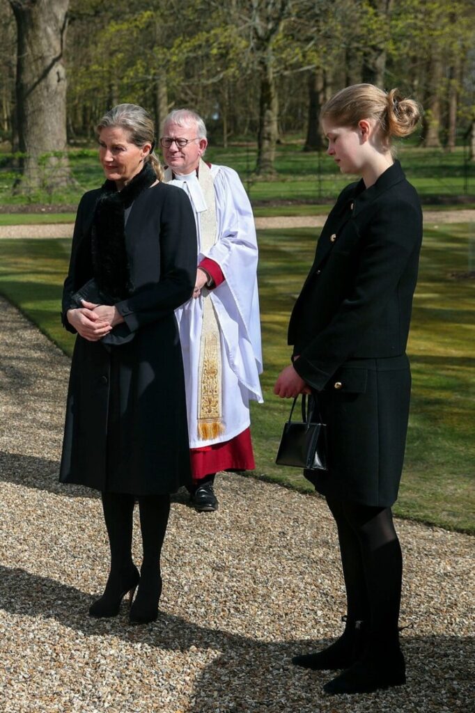 La británica Sophie, condesa de Wessex, (C) asiste al servicio dominical en la Capilla Real de Todos los Santos, en la Royal Lodge, en Windsor el 11 de abril de 2021, dos días después de la muerte del príncipe Felipe, duque de Edimburgo, de Gran Bretaña. – La reina Isabel II ha descrito que sintió un «gran vacío en su vida» tras la muerte de su esposo, el príncipe Felipe, dijo su hijo, el príncipe Andrés, el 11 de abril. Andrew, el segundo hijo de la pareja, dijo después de las oraciones familiares en el castillo de Windsor que su madre estaba «contemplando» la muerte de su marido después de su muerte el 9 de abril a los 99 años.La comtesse Sophie de Wessex assiste au service religieux du dimanche 11 avril 2021 en la chapelle royale à WindsorLa comtesse Sophie de Wessex et sa fille Lady Louise Windsor assistent au service religieux du dimanche 11 avril 2021 en la chapelle royale à Windsor