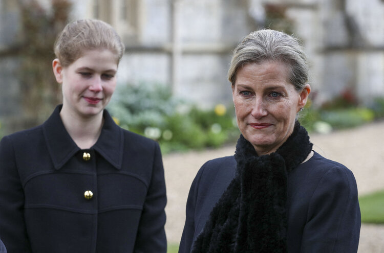 La comtesse Sophie de Wessex et sa fille Lady Louise Windsor assistent au service religieux du dimanche 11 avril 2021 en la chapelle royale à Windsor