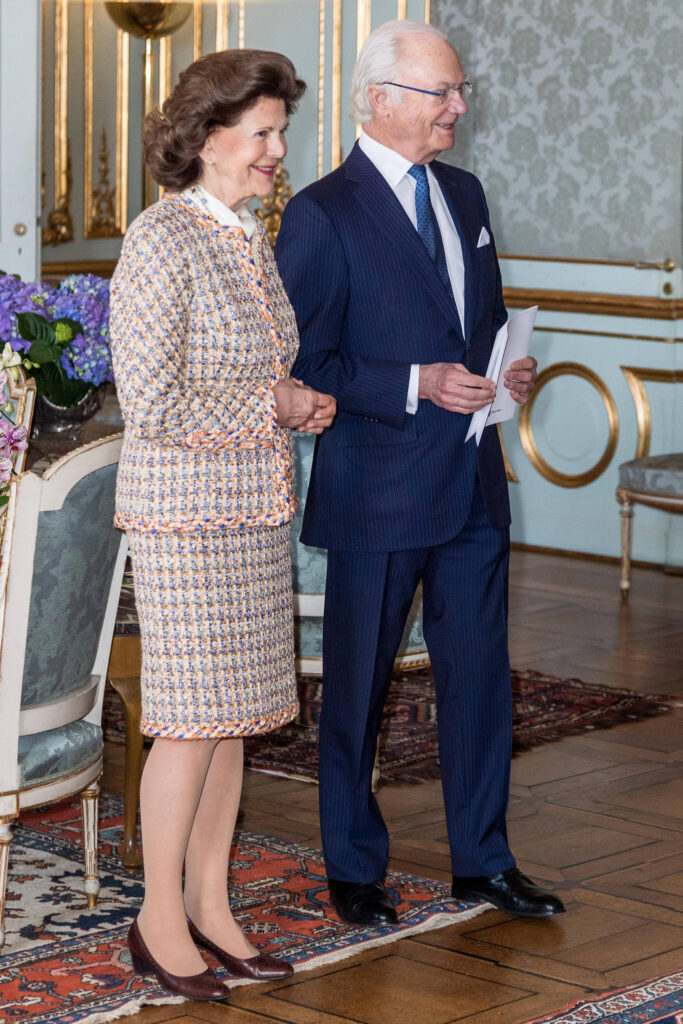 El Parlamento y el Gobierno suecos presentan regalos de cumpleanos al rey Carlos XVI Gustavo 1 683x1024 - El Parlamento y el Gobierno suecos presentan regalos de cumpleaños al rey Carlos XVI Gustavo