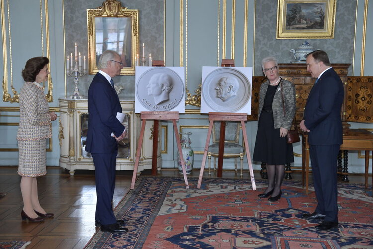 El Parlamento y el Gobierno suecos presentan regalos de cumpleaños al rey Carlos XVI Gustavo