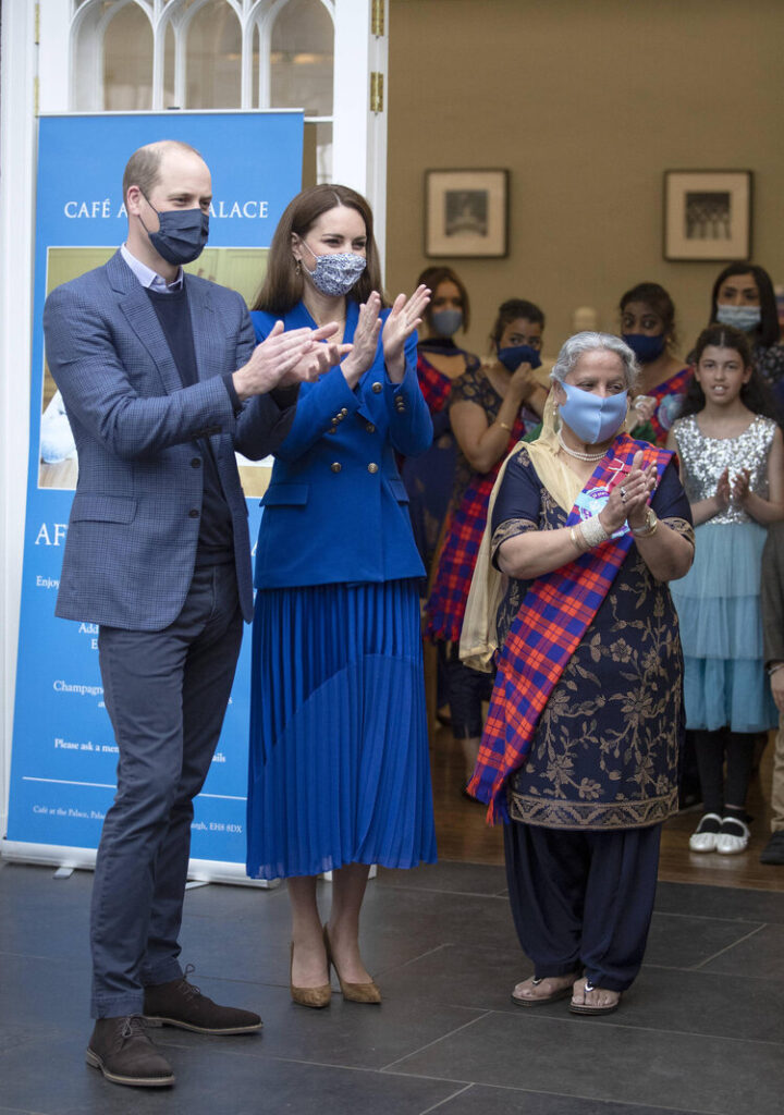 Herzogin Catherine (GB), Prinz William (GB), beim Treffen mit Vertretern der Sikh-Gemeinschaftsgruppe in der Café-Küche im Palace of Holyroodhouse im Rahmen des Besuchs des Herzogs und der Herzogin von Cambridge in Schottland anlässlich der Generalversammlung der Church of Scotland, Tag 4, in Edinburgh, Schottland, Grossbritannien, 24. Mai 2021.