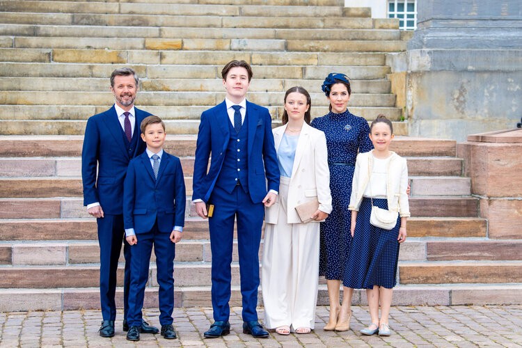 La familia del príncipe heredero de Dinamarca asiste a la confirmación del príncipe Christian