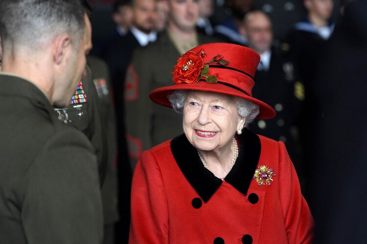 La reina Isabel II visita el HMS Queen Elizabeth en Portsmouth