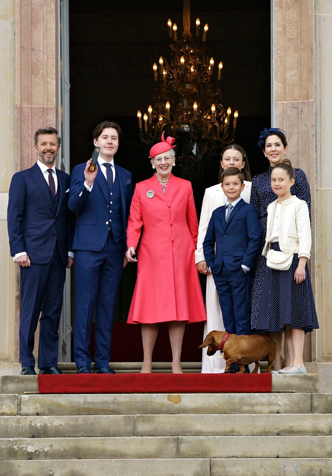 La reina Margarita II de Dinamarca asiste a la confirmación del príncipe Christian