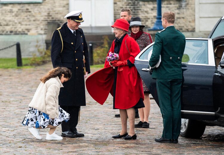 Königin Margrethe (DK), beim Boarding mit der Abfahrt nach Helsingör an der ehemaligen Hafenmarinebasis Nyholm bei der offiziellen Einschiffung der königlichen Yacht Dannebrog in Kopenhagen, Dänemark, 4. Mai 2021.