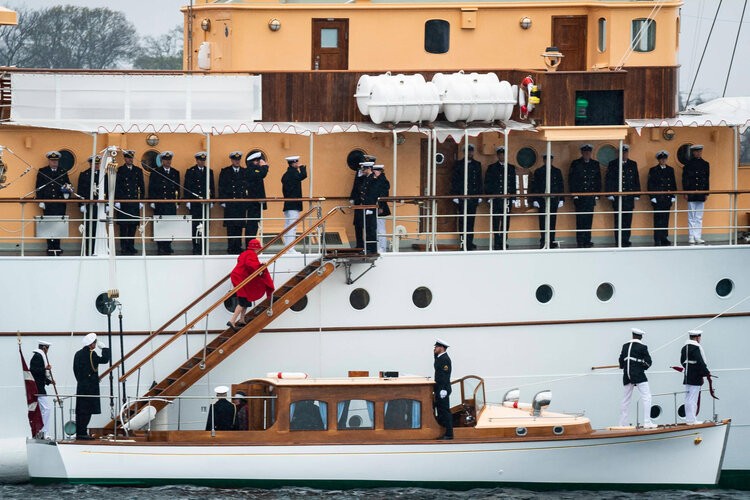 Königin Margrethe (DK), beim Boarding mit der Abfahrt nach Helsingör an der ehemaligen Hafenmarinebasis Nyholm bei der offiziellen Einschiffung der königlichen Yacht Dannebrog in Kopenhagen, Dänemark, 4. Mai 2021.