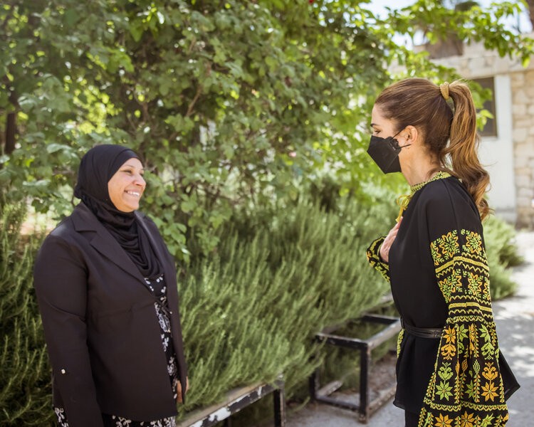 La reina Rania de Jordania - La reina Rania se reúne con los propietarios de proyectos que generan ingresos