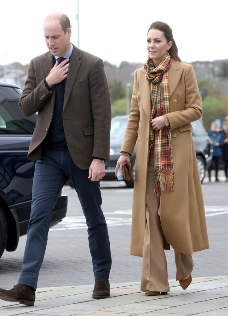 KIRKWALL, SCOTLAND – MAY 25: Prince William, Duke of Cambridge and Catherine, Duchess of Cambridge speak to army personnal as they arrive to officially open The Balfour, Orkney Hospital on day five of their week long visit to Scotland on May 25, 2021 in Kirkwall, Scotland. Recently opened in 2019, The Balfour replaced the old hospital, which had served the community for ninety years. The new facility has enabled the repatriation of many NHS services from the Scottish mainland, allowing Orkney’s population to receive most of their healthcare at home. The new building’s circular design is based on the 5000-year-old Neolithic settlement, Skara Brae, making it a unique reflection of the local landscape in which many historical sites are circles. Herzogin Catherine (GB), Prinz William (GB), bei der Eröffnung des Balfour Hospital im Rahmen des Besuchs des Herzogs und der Herzogin von Cambridge in Schottland anlässlich der Generalversammlung der Church of Scotland, Tag 5, in Kirkwall, Orkney Inseln, Schottland, Grossbritannien, 25. Mai 2021.