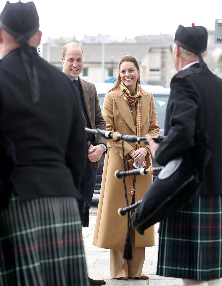 KIRKWALL, SCOTLAND – MAY 25: Prince William, Duke of Cambridge and Catherine, Duchess of Cambridge speak to army personnal as they arrive to officially open The Balfour, Orkney Hospital on day five of their week long visit to Scotland on May 25, 2021 in Kirkwall, Scotland. Recently opened in 2019, The Balfour replaced the old hospital, which had served the community for ninety years. The new facility has enabled the repatriation of many NHS services from the Scottish mainland, allowing Orkney’s population to receive most of their healthcare at home. The new building’s circular design is based on the 5000-year-old Neolithic settlement, Skara Brae, making it a unique reflection of the local landscape in which many historical sites are circles. Herzogin Catherine (GB), Prinz William (GB), bei der Eröffnung des Balfour Hospital im Rahmen des Besuchs des Herzogs und der Herzogin von Cambridge in Schottland anlässlich der Generalversammlung der Church of Scotland, Tag 5, in Kirkwall, Orkney Inseln, Schottland, Grossbritannien, 25. Mai 2021.