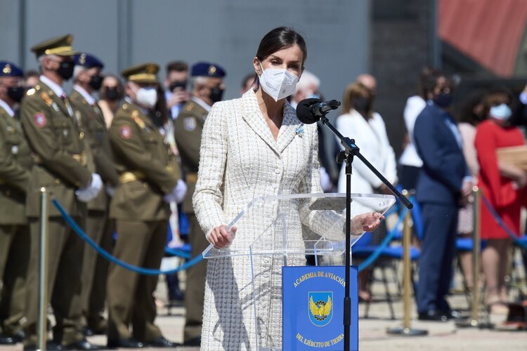 Reina Letizia entrega bandera nacional a la Academia de Aviación del Ejército