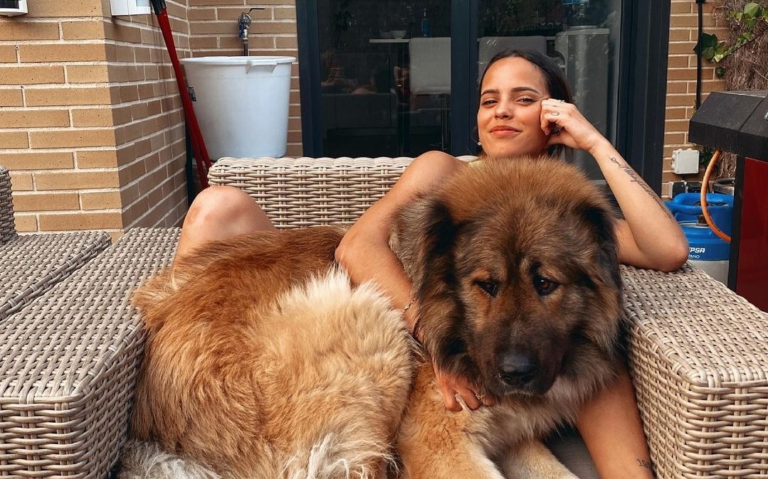 Gloria Camila y su “perrito”